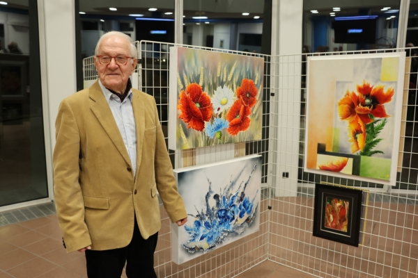 La luminescence florale par Michel Tavernier s’expose dans le hall de la mairie de Saint Rémy.