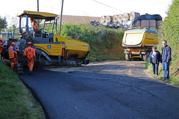 La rue d’Escles, du quartier de Taisey à Saint Rémy, a retrouvé un revêtement de chaussée tout neuf.