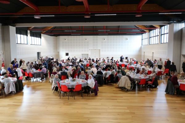 Repas offert aux personnes âgées par le CCAS de la ville de Saint Rémy 