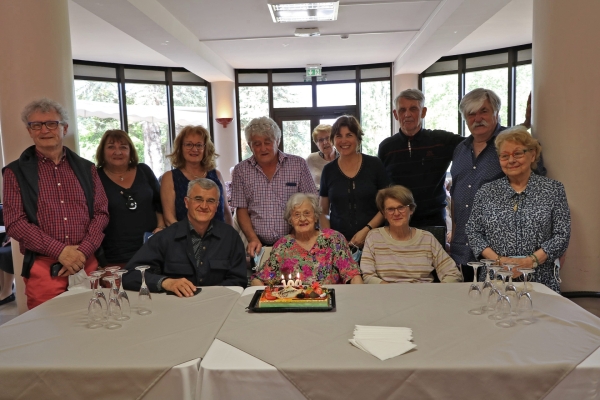 La maison de retraite Villa Thalia de Saint Rémy a fêté le 100ème  anniversaire de Jeanne Berthelon.