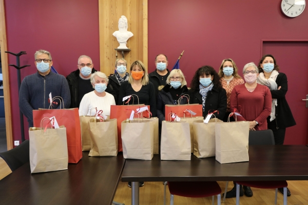 Le CCAS de Virey le Grand a distribué les colis de noël aux aînés de la commune et à André Goudard centenaire.