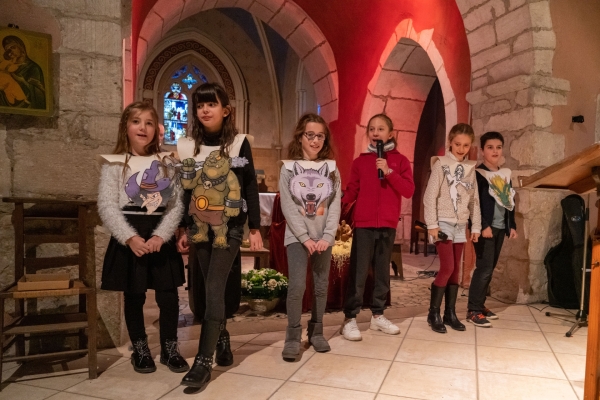 Les élèves de la classe de CM1 de Crissey ont participé au spectacle de l’association « Le sentier des arts » au sein de l’église communale 