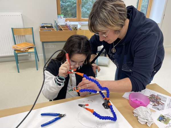 Les CE2-CM1 de l’école primaire d’Allériot se préparent à s’entretenir par satellite avec les îles Crozet 