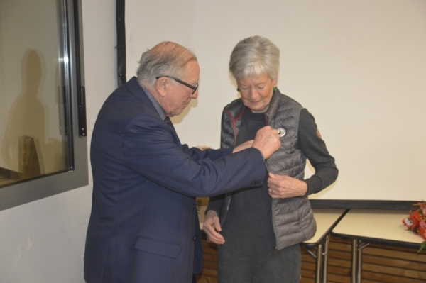 Assemblée générale du don du sang : Martine Géniaux, présidente, a reçu la croix de chevalier du mérite du sang ce vendredi soir 