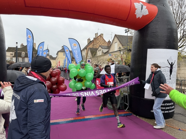 En direct, Alex Kambalé remporte l’édition 2026 pour son tout premier marathon ! 