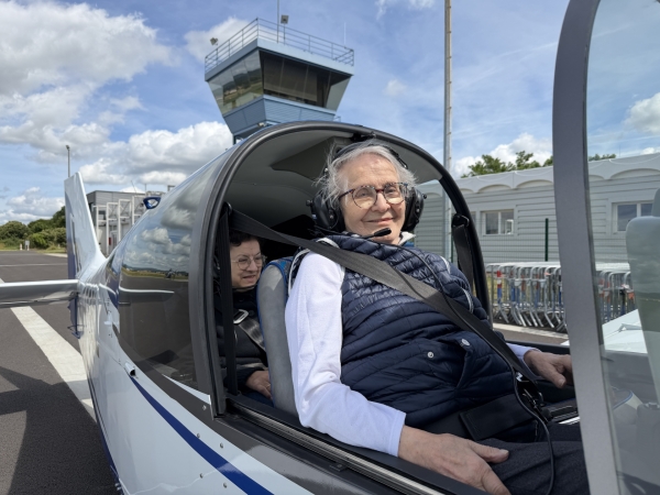 Aéroclub du Grand Chalon : les seniors de l’EHPAD de Saint Gengoux ont fait leur baptême de l’air grâce à l’association « Prête moi ta main »