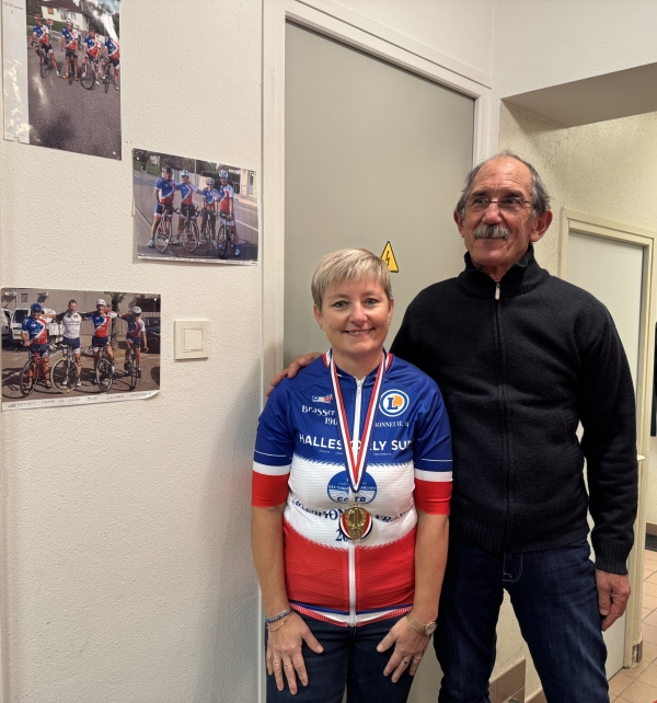 Vélo club de Saint Marcel, Jocelyne Zacchia, sacrée championne de France, a fêté sa victoire avec ses amis du club 