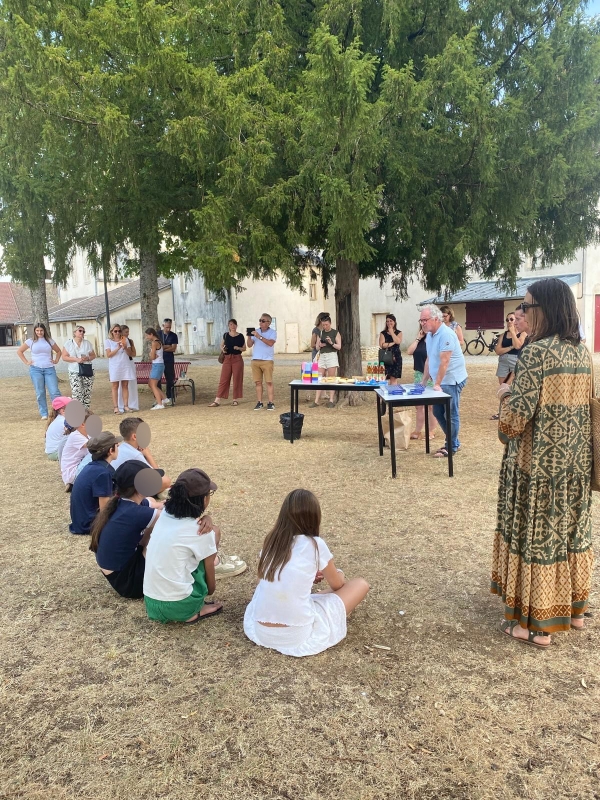  Avant les congés d’été, la municipalité a offert une calculatrice pour les CM2 de l’école Lucie Aubrac