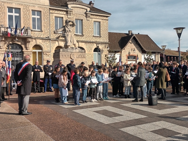 Saint Germain-du-Plain : les élèves de primaires et quelques collégiens ont participé activement à la cérémonie du 11 novembre