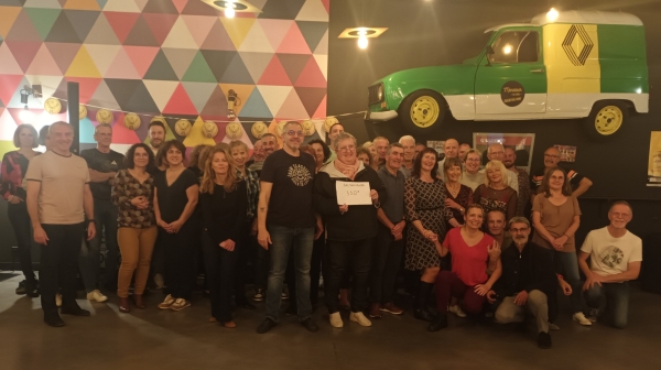 Lux: Des danseurs donnent 350 € à l'association "Toujours Femme" lors d'une soirée au bar "Monsieur le Zinc"