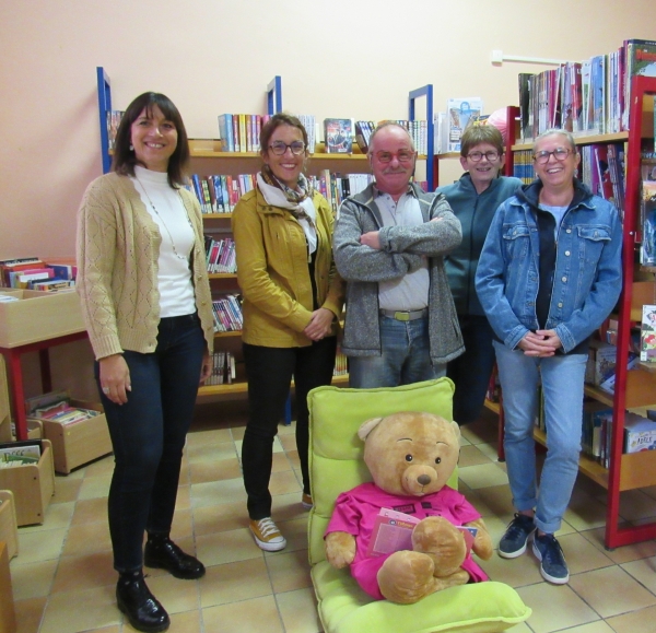 Saint Christophe-en-Bresse : Les bénévoles ont décoré la bibliothèque aux couleurs d'octobre rose