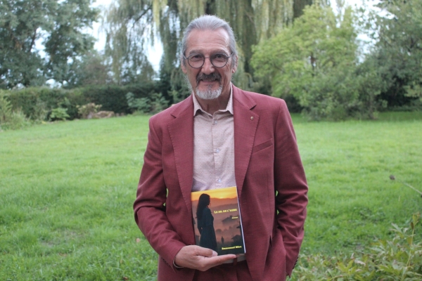 Le sel de l’aube, le roman à trois têtes d’Emmanuel Mère est disposé à rougeoyer rapidement…