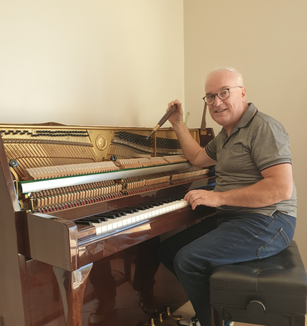 Soigneur de pianos, un métier de l’ombre duquel jaillit après coup la lumière du bout des doigts 