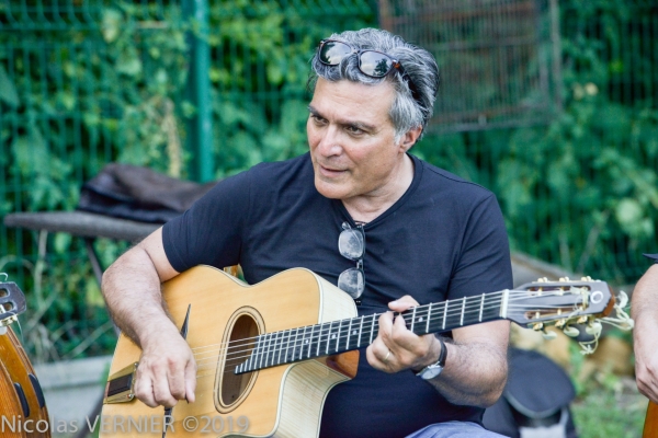  La rythmique du jazz manouche à nulle autre pareille, excitée par Ninine Garcia, en représentation le 29 septembre à Chalon 