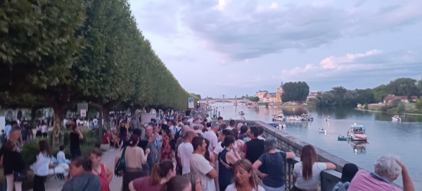 Les quais de Saône déjà bondés à moins d'une heure du feu d'artifice
