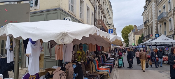 BRADERIE CHALON - Les marchands ont pris le contrôle de la rue Géneral Leclerc ce samedi 
