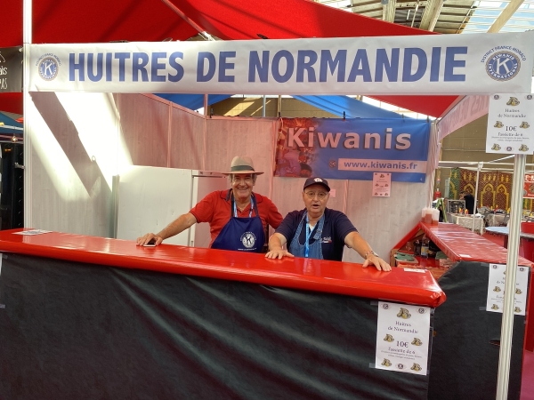 FOIRE DE CHALON : Fidèles au poste Rémi et Gilbert vous attendent sur leur stand pour une dégustation d'huîtres !