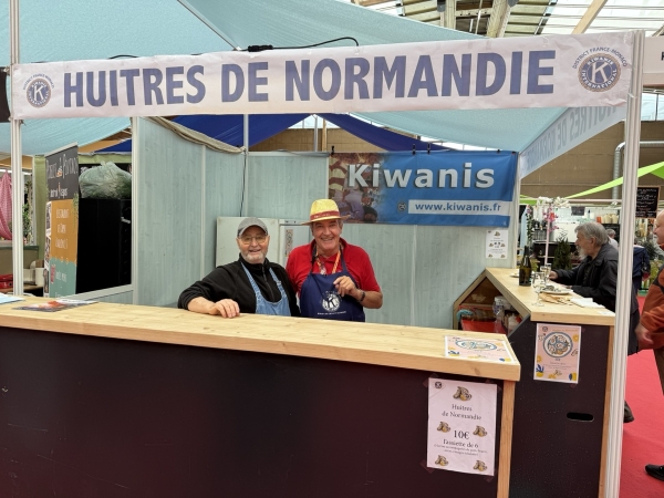 FOIRE DE CHALON : Fidèles au poste, nos Amis Gilbert et Rémi sont sur leur stand Kiwanis avec leurs huîtres
